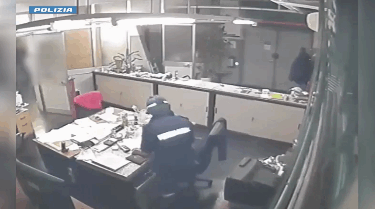 Smantellata banda di 8 ladri: con le finte divise da poliziotti avevano rapinato una gioielleria e un laboratorio orafo