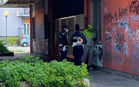 L’intervento della Polizia Locale nella ex palazzina Aler per occupazione abusiva