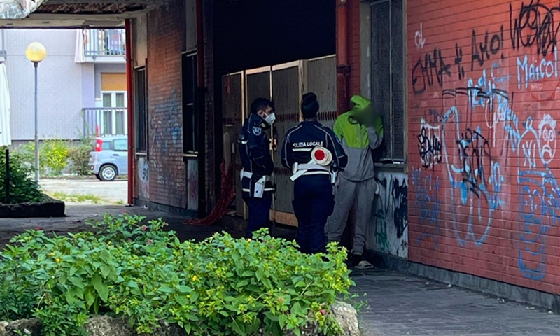 L’intervento della Polizia Locale nella ex palazzina Aler per occupazione abusiva