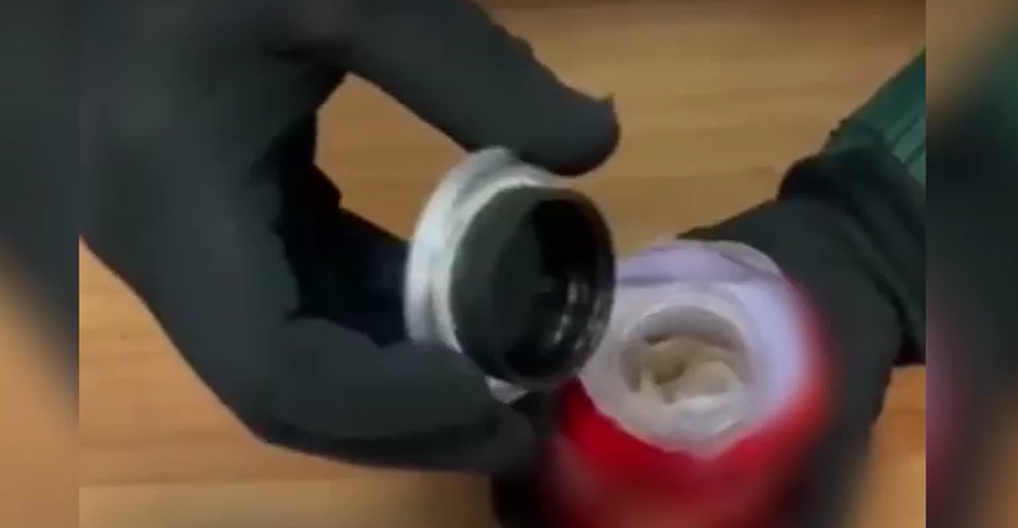 Nasconde la droga nelle lattine delle bibite: arrestato per spaccio un 39enne statunitense