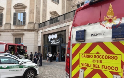 Fuga di gas al Museo del Novecento, intervento dei vigili del fuoco in piazza Duomo