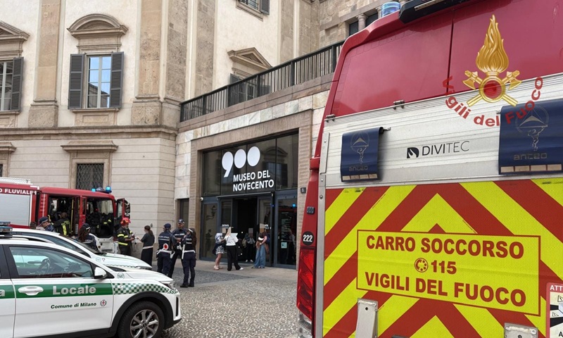 Fuga di gas al Museo del Novecento, intervento dei vigili del fuoco in piazza Duomo