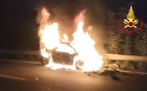 Scontro frontale tra due vetture, giovane di 27 anni gravemente ferito: la sua auto prende fuoco