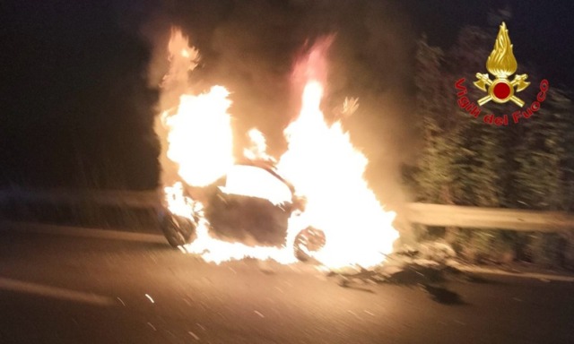 Scontro frontale tra due vetture, giovane di 27 anni gravemente ferito: la sua auto prende fuoco