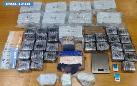 Blitz della Squadra Mobile a Cesano: sequestrati 35 chili di droga in un appartamento