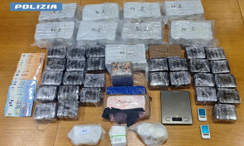 Blitz della Squadra Mobile a Cesano: sequestrati 35 chili di droga in un appartamento