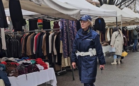Portare l’arte indossando una divisa: la storia di Marisa Bovolenta, artista e agente della Polizia Locale