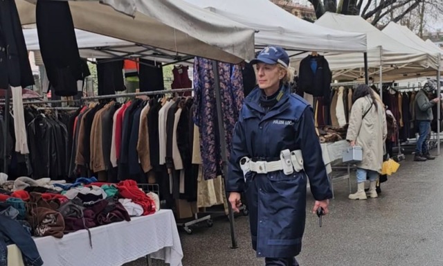 Portare l’arte indossando una divisa: la storia di Marisa Bovolenta, artista e agente della Polizia Locale