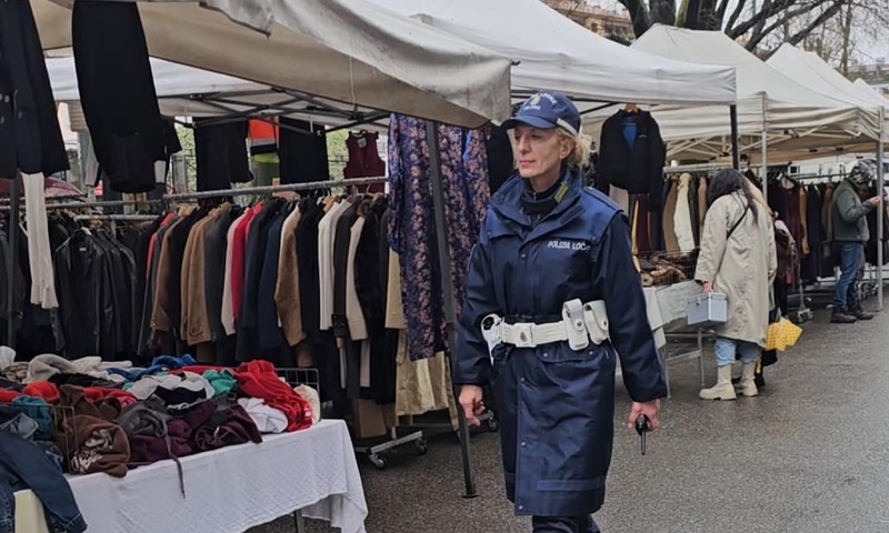 Portare l’arte indossando una divisa: la storia di Marisa Bovolenta, artista e agente della Polizia Locale