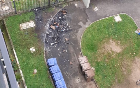 Pioltello, nuovi roghi nel quartiere Satellite: incendiati i rifiuti in un condominio di via Puccini