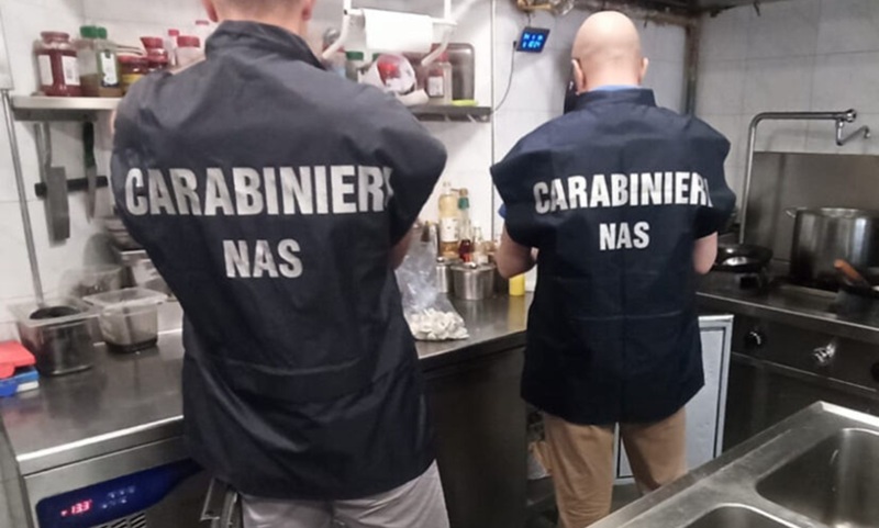 Sicurezza alimentare, blitz dei Nas tra Milano e provincia: cinque locali chiusi e 30 chili di cibo distrutti