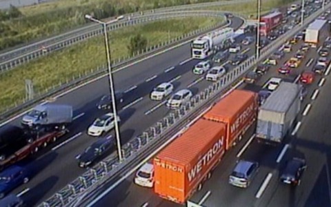 Auto in fiamme sulla Tangenziale Ovest di Milano: traffico in tilt e 12 km di coda