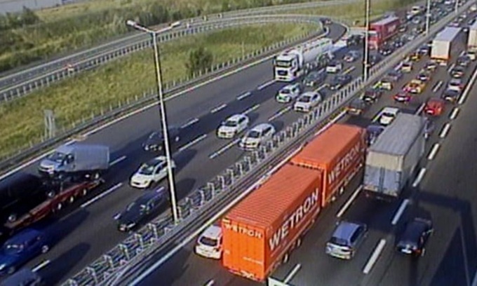 Auto in fiamme sulla Tangenziale Ovest di Milano: traffico in tilt e 12 km di coda