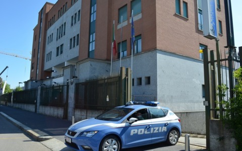 Furto nel parcheggio del supermercato, vittime una coppia di anziani: arrestati due sudamericani