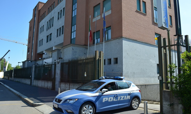 Furto nel parcheggio del supermercato, vittime una coppia di anziani: arrestati due sudamericani