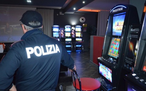 Giochi e scommesse nel mirino dei controlli: a Corsico controllate 40 persone in una sala da poker