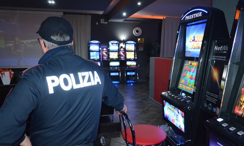 Giochi e scommesse nel mirino dei controlli: a Corsico controllate 40 persone in una sala da poker