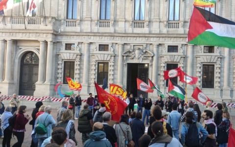Milano, caos e proteste in consiglio comunale sullo stop al gemellaggio con Israele: voto rinviato