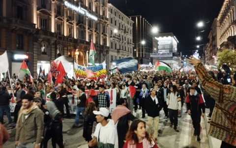Oltre 20mila persone al corteo di ieri sera, da Loreto in Duomo. Oggi sciopero generale e nuova manifestazione
