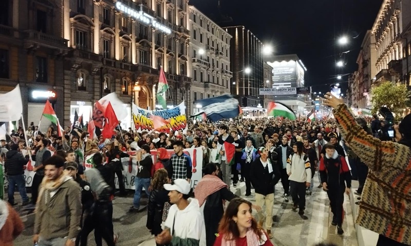 Oltre 20mila persone al corteo di ieri sera, da Loreto in Duomo. Oggi sciopero generale e nuova manifestazione