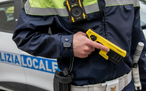 Il “Taser” entra ufficialmente nella dotazione della Polizia locale di Buccinasco