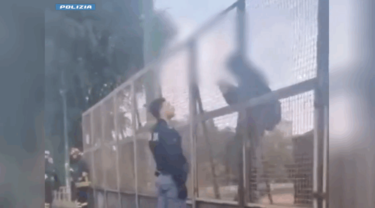 Tenta di togliersi la vita dal Cavalcavia Bacula: decisivo l’intervento della Polizia