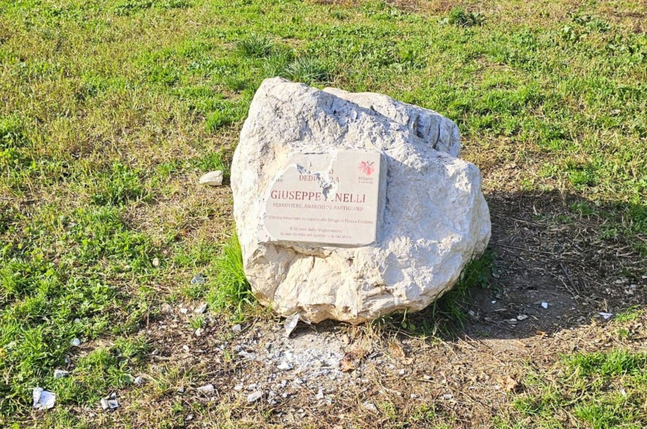 Ancora vandalizzata la targa in ricordo di Giuseppe Pinelli, ANPI: “Sia messa in sicurezza”