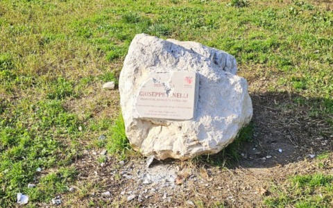 Ancora vandalizzata la targa in ricordo di Giuseppe Pinelli, ANPI: “Sia messa in sicurezza”