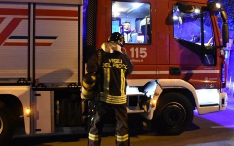 Notte di fuoco a Milano: bruciate 11 auto, caccia al piromane