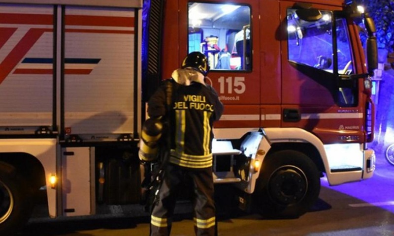 Notte di fuoco a Milano: bruciate 11 auto, caccia al piromane
