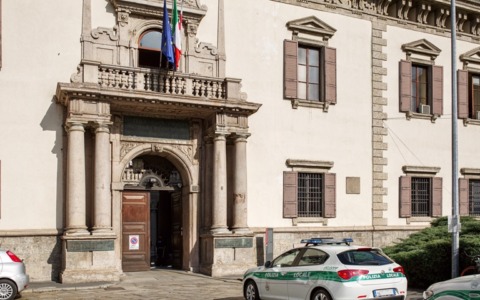 Coltellate in centro a Milano: 28enne ferito si presenta al Comando della polizia locale
