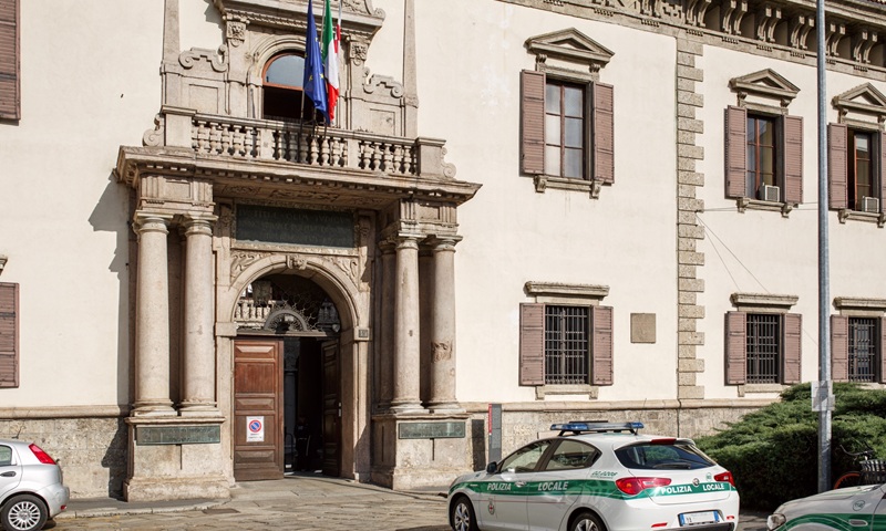 Coltellate in centro a Milano: 28enne ferito si presenta al Comando della polizia locale