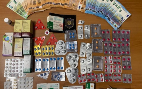 Spaccia droga e medicinali nel retrobottega del suo negozio di parrucchiere: titolare arrestato