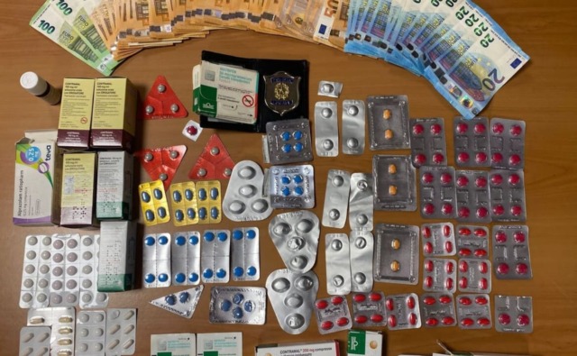 Spaccia droga e medicinali nel retrobottega del suo negozio di parrucchiere: titolare arrestato