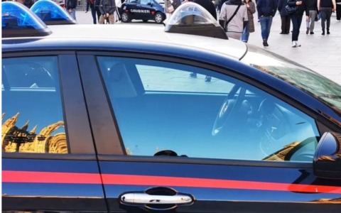 Devastazione dopo la denuncia della Polizia locale: 23enne danneggia 13 auto in sosta e tenta un furto in hotel