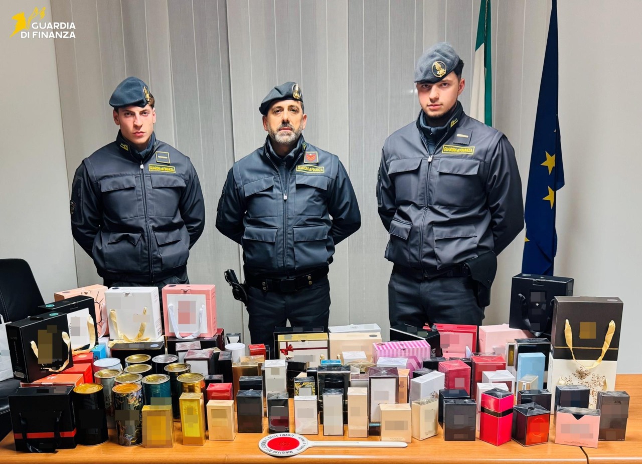 La Guardia di Finanza ha intercettato un camion carico di articoli di profumeria contraffatti