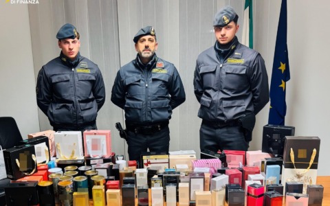 La Guardia di Finanza ha intercettato un camion carico di articoli di profumeria contraffatti
