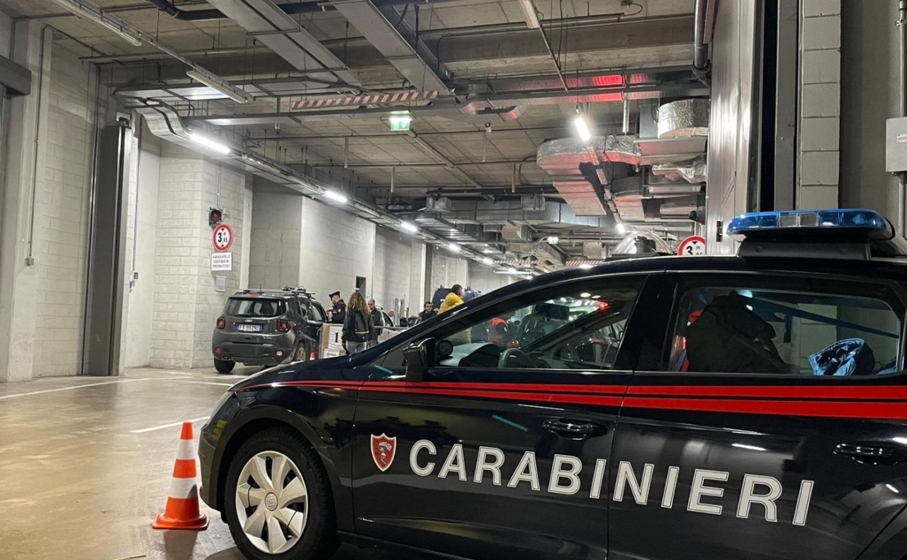 Controlli a tappeto dei carabinieri nelle zone della movida milanese nella notte di Halloween