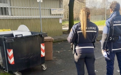 Rozzano avvia i controlli sul conferimento dei rifiuti: verifiche settimanali in tutta la città