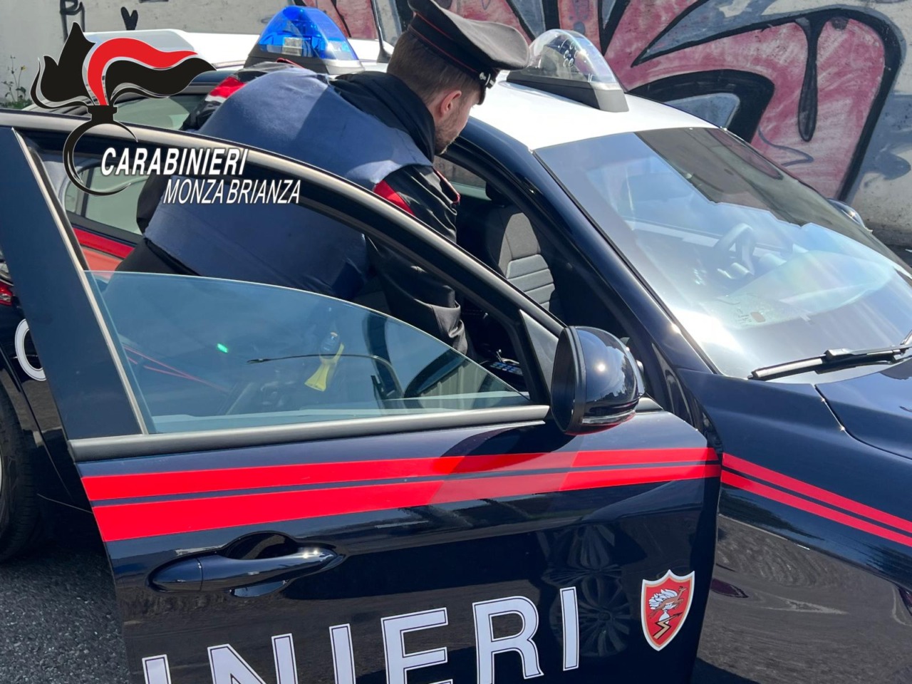 Dopo mesi di violenze e minacce tenta di dare fuoco alla moglie: arrestato 46enne