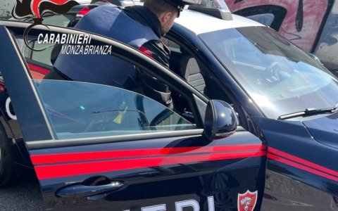 Dopo mesi di violenze e minacce tenta di dare fuoco alla moglie: arrestato 46enne