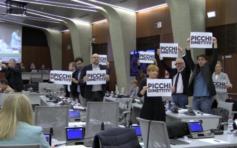 Fontana conferma la sottosegretaria Picchi sfiduciata per le teorie no vax: proteste in aula del centrosinistra