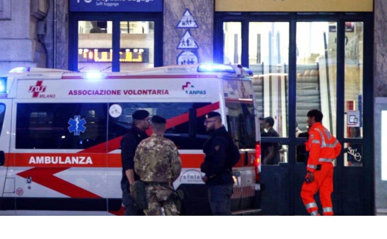 Ruba un cellulare in un fast food, il 19enne lo insegue e lo picchia: uomo in fin di vita