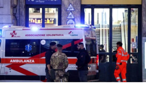 Ruba un cellulare in un fast food, il 19enne lo insegue e lo picchia: uomo in fin di vita