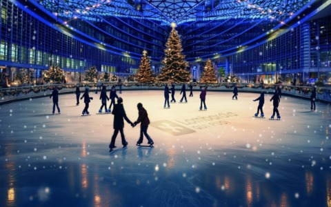 La magia del Natale arriva a Palazzo Lombardia: la pista di pattinaggio su ghiaccio torna per le feste