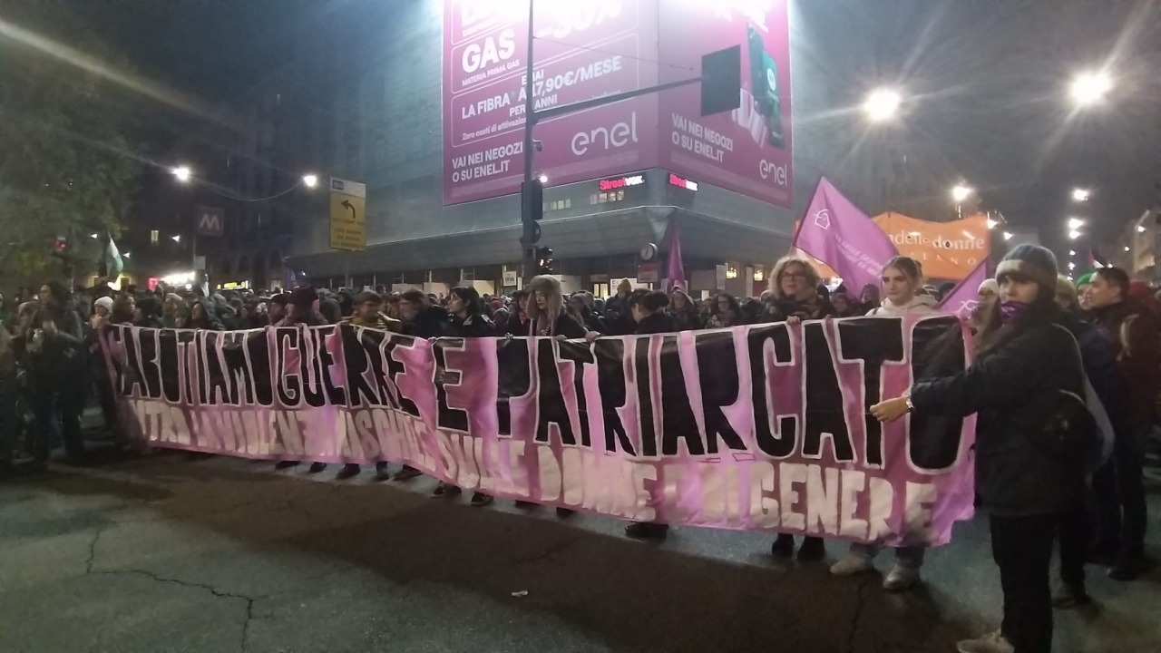 Milano si illumina contro la violenza di genere: in 10mila alla marcia serale di Non Una di Meno