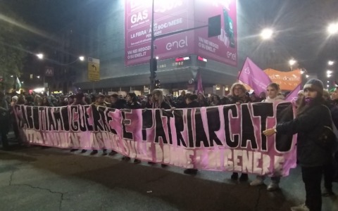 Milano si illumina contro la violenza di genere: in 10mila alla marcia serale di Non Una di Meno