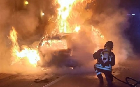 Incendia sei auto in 21 giorni nel Quartiere dei Promessi Sposi: identificato e fermato il piromane