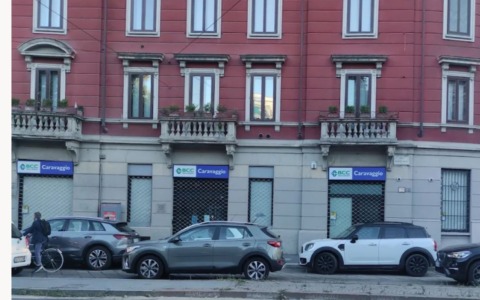 Rapina lampo in banca in pieno giorno: clienti chiusi in uno stanzino, banditi in fuga con 40mila euro