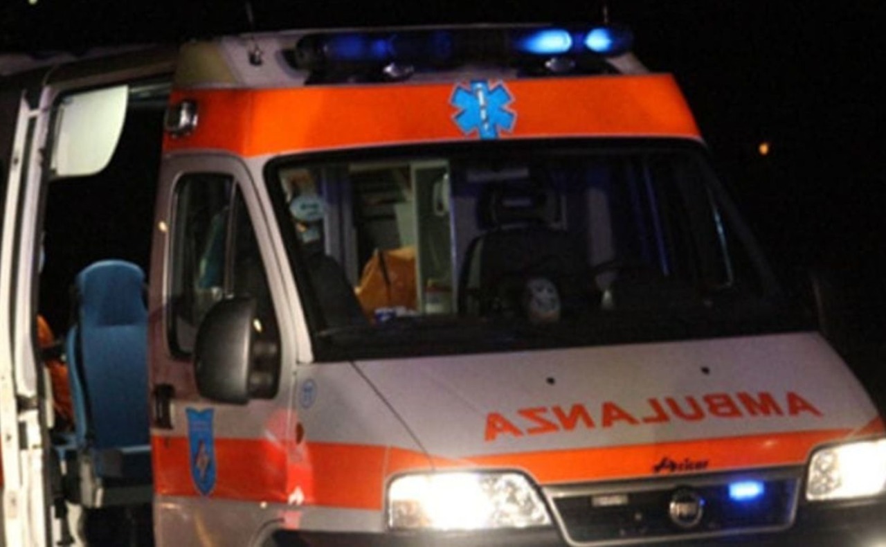 Prendono di mira ambulanza con le luci di emergenza accese: rintracciati e denunciati quattro vandali